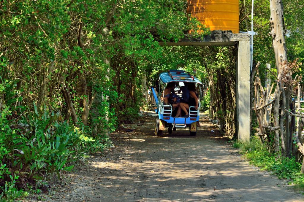 ホテル Gazebo Meno ギリ島 エクステリア 写真